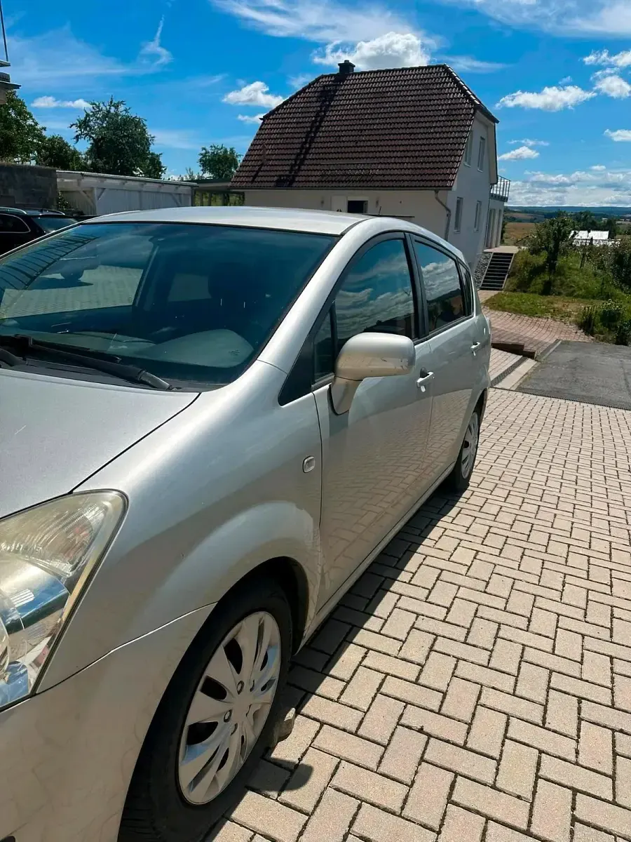 Gebraucht Toyota Corolla Verso 136 PS (100 kW) 2009 Silber Van / Kleinbus