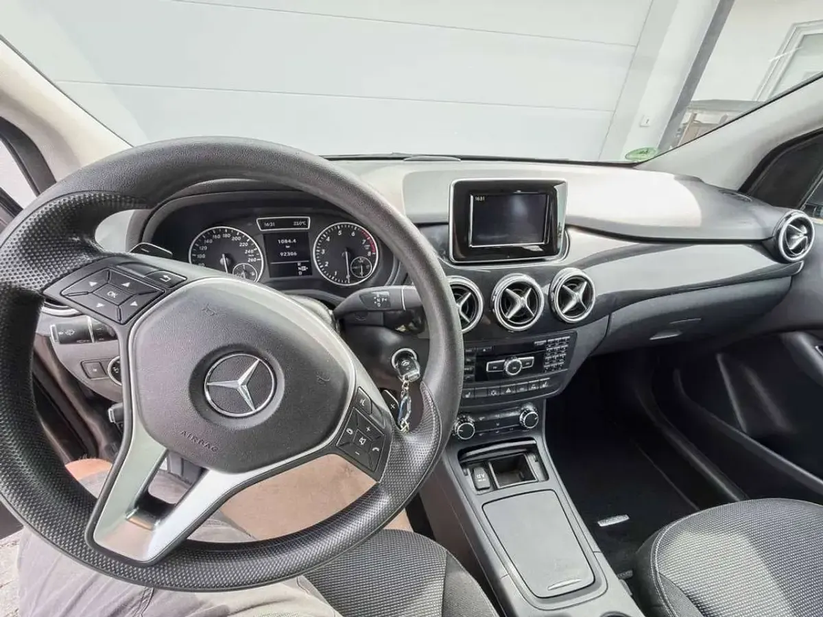 Gebraucht Mercedes B200 156 PS (114 kW) 2012 Grau Kleinwagen