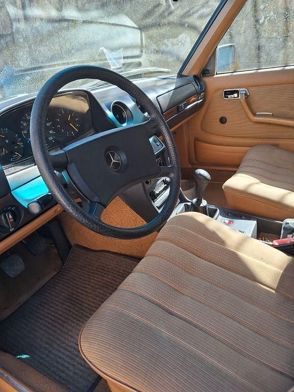 Gebraucht Mercedes E230 136 PS (100 kW) 1988 Grün Limousine