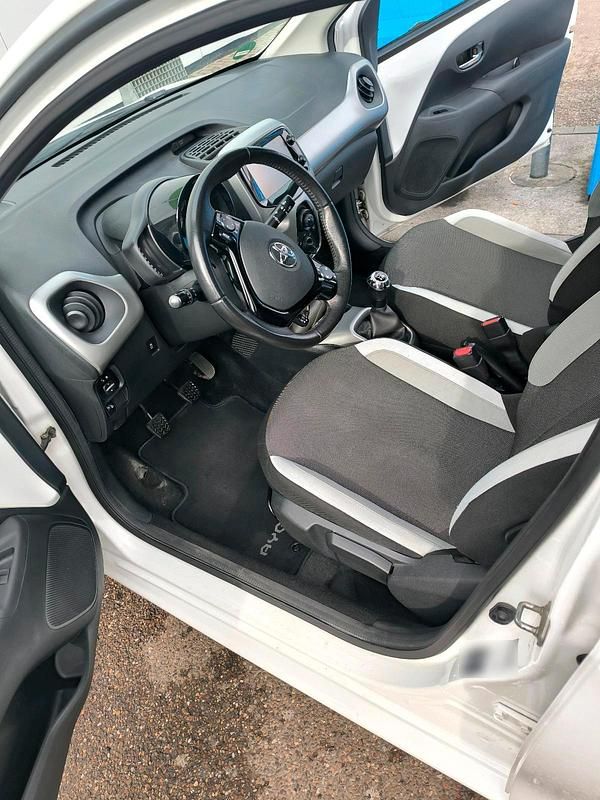 Gebraucht Toyota Aygo 69 PS (50 kW) 2016 Weiß Kleinwagen