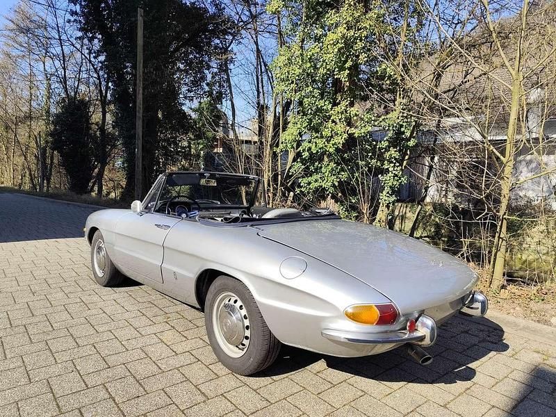 Silber Gebraucht 1968 Alfa Romeo Spider Cabrio | 43.963 € - Bild 1/4