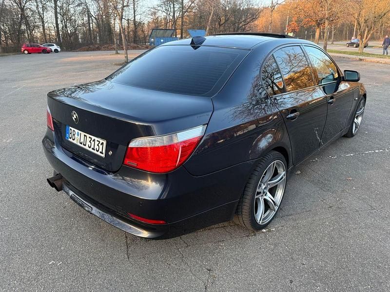 Gebraucht BMW 550 367 PS (269 kW) 2005 Blau Limousine