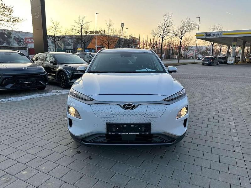 Gebraucht Hyundai Kona Advantage 100 kW (136 PS) 2020 Chalk white / met SUV