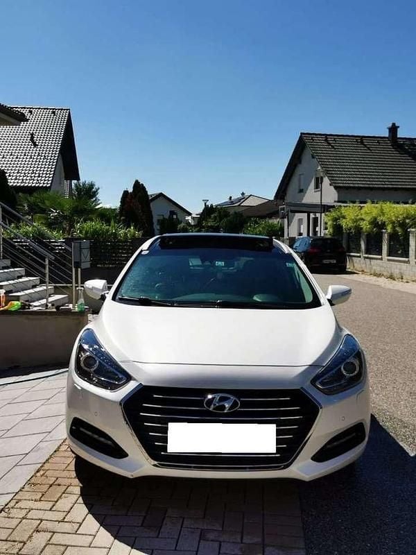 Weiß Gebraucht 2017 Hyundai i40 Premium Kombi | 9.500 € (Superpreis) - Bild 1/4