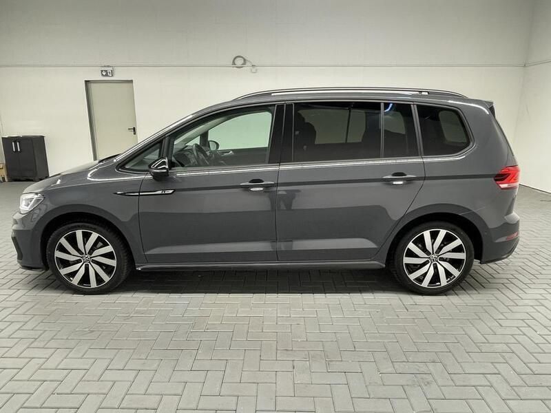 Gebraucht VW Touran Highline 150 PS (110 kW) 2022 Grau (delfingraumet.) Van / Kleinbus