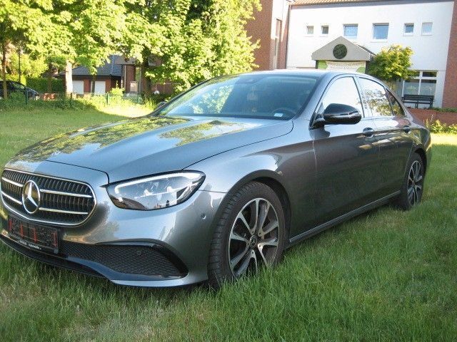 Grau Gebraucht 2020 Mercedes E220 Limousine | 34.800 € (Etwas zu teuer) - Bild 1/4