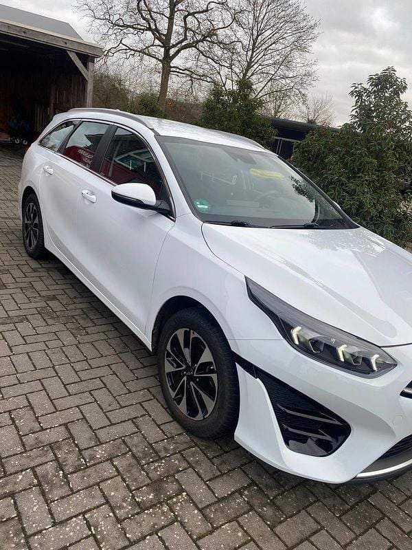 Weiß Gebraucht 2022 Kia Ceed Sportswagon Kombi | 18.500 € (Superpreis) - Bild 1/4