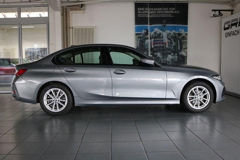 Gebraucht BMW 320 184 PS (135 kW) 2024 Skyscraper grau metallic Limousine