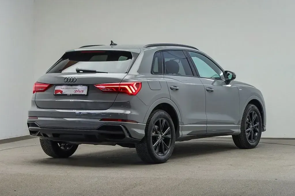 Gebraucht Audi Q3 Ambiente 150 PS (110 kW) 2022 Individuallackierungen audi exclusive SUV