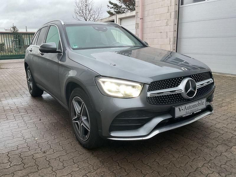 Grau Gebraucht 2021 Mercedes GLC300 AMG line SUV | 43.900 € (Fairer Preis) - Bild 1/4