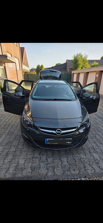 Gebraucht Opel Astra Edition 101 PS (74 kW) 2012 Andere farben Kombi