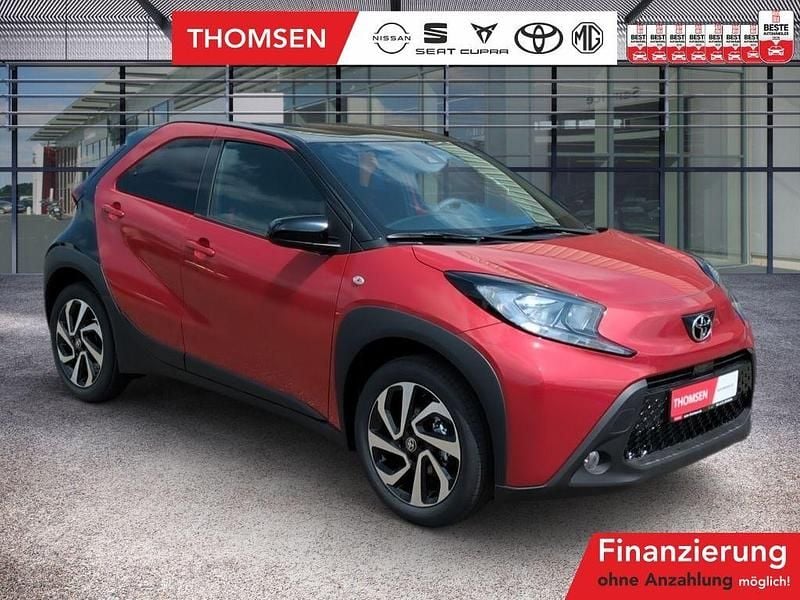 Chilli red/black Neu 2025 Toyota Aygo Kleinwagen | 21.480 € - Bild 1/4