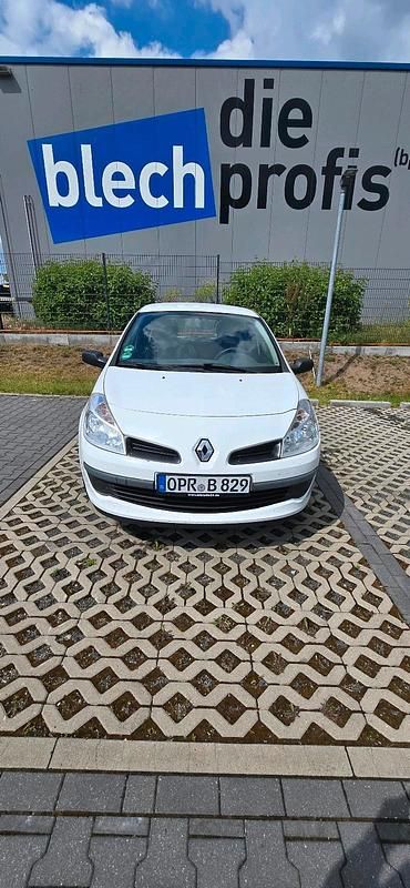 Weiß Gebraucht 2009 Renault Clio II Kleinwagen | 1.200 € (Fairer Preis) - Bild 1/4