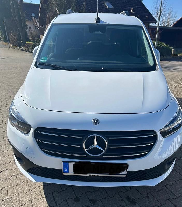 Weiß Gebraucht 2022 Mercedes T180 Van / Kleinbus | 22.999 € - Bild 1/4