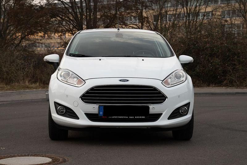 Gebraucht Ford Fiesta Titanium 82 PS (60 kW) 2013 Weiß Limousine