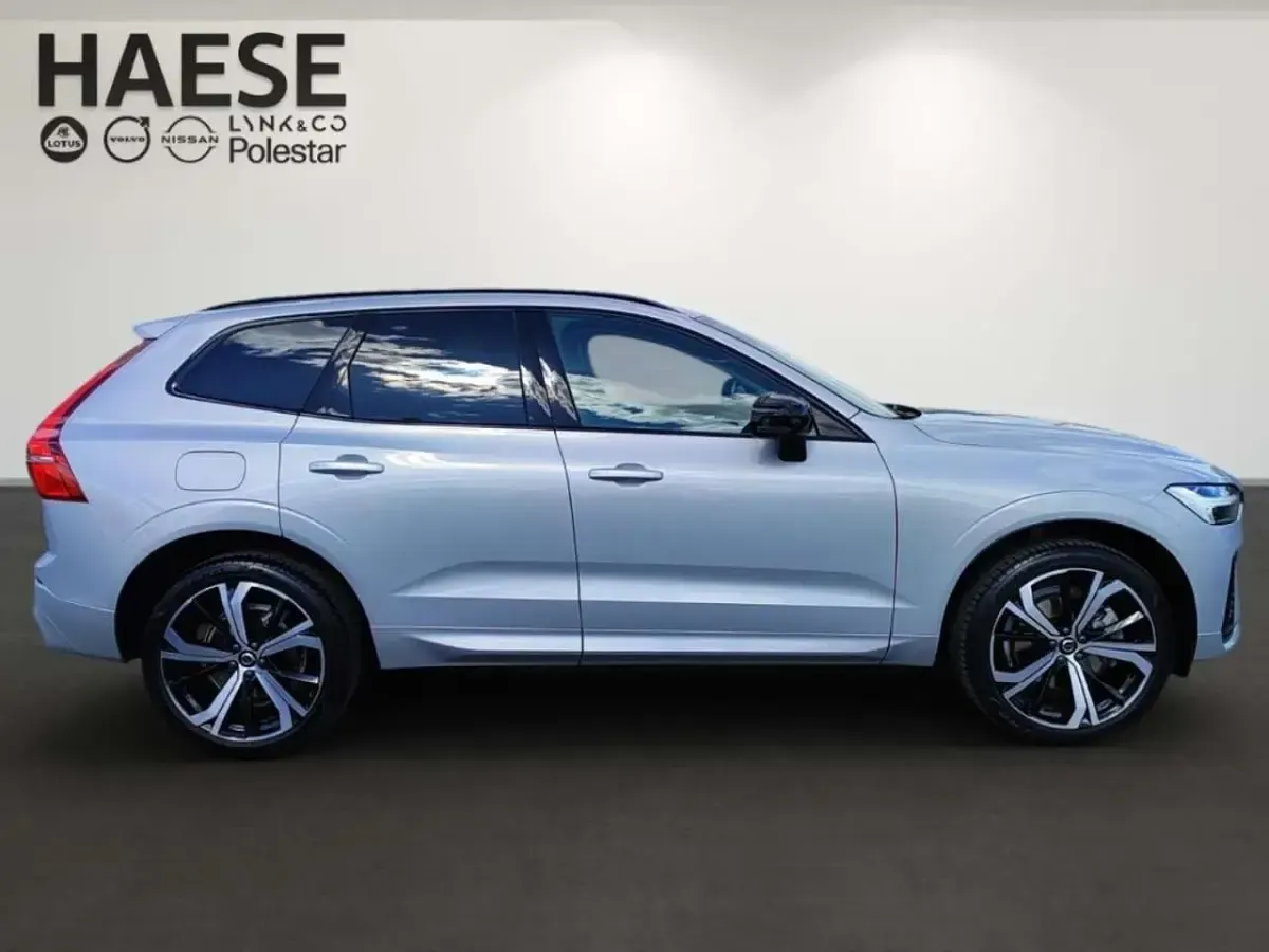 Gebraucht Volvo XC60 Plus 197 PS (144 kW) 2023 Silver dawn metallic / metalli SUV