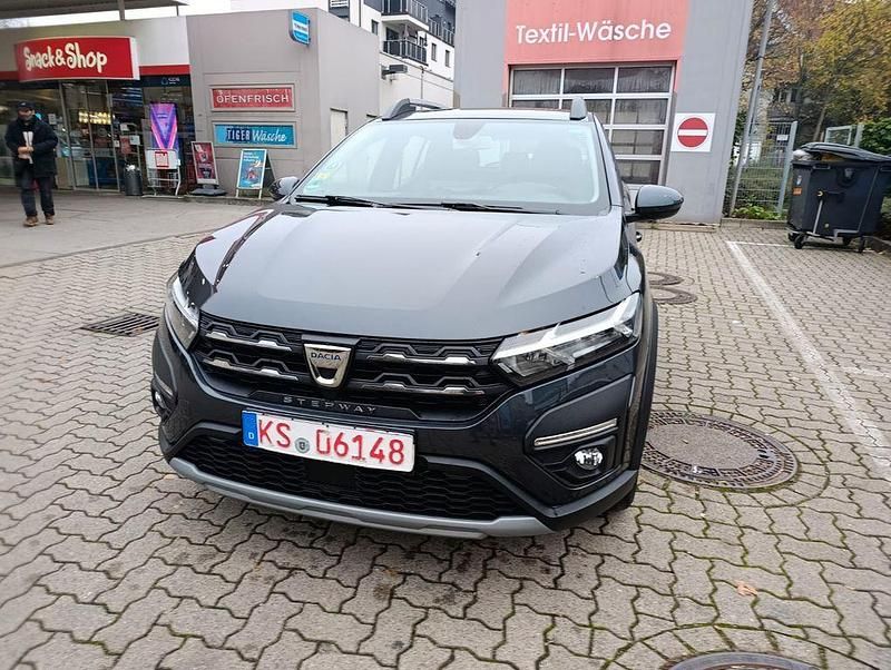 Grau Gebraucht 2021 Dacia Sandero Comfort Limousine | 10.999 € - Bild 1/4