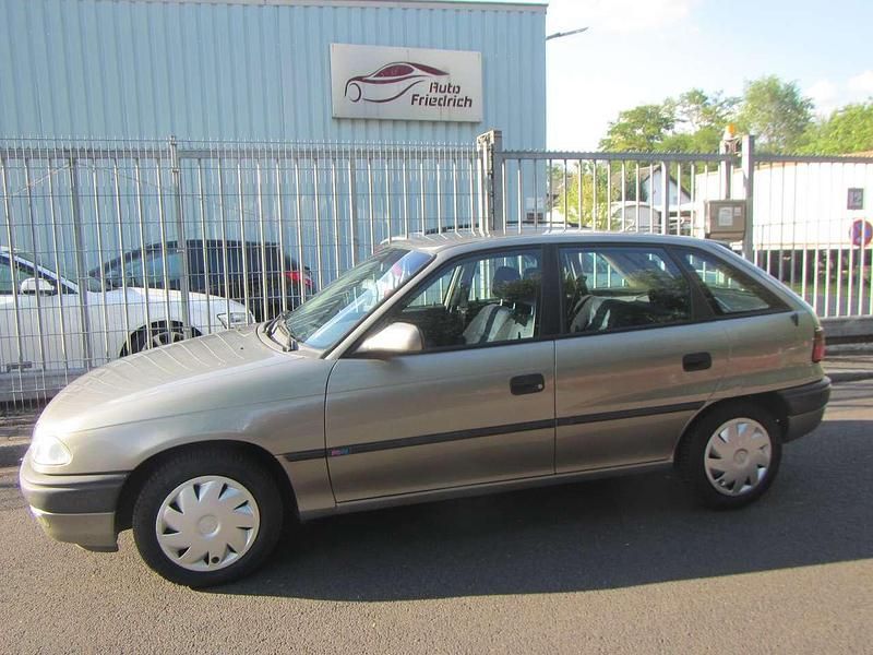 Schwarz Gebraucht 1996 Opel Astra Limousine | 1.997 € (Fairer Preis) - Bild 1/4