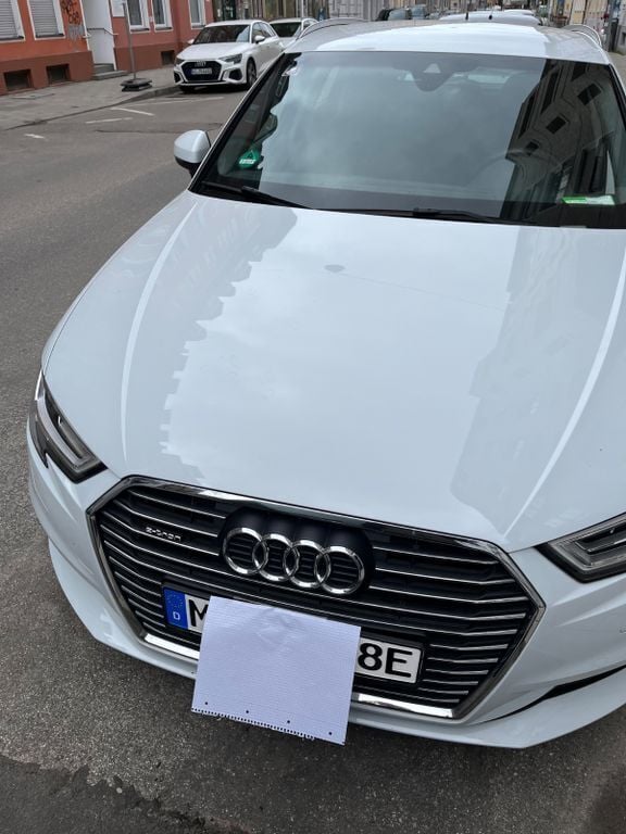 Weiß Gebraucht 2020 Audi A3 Sportback e-tron Sport Limousine | 19.300 € (Superpreis) - Bild 1/4