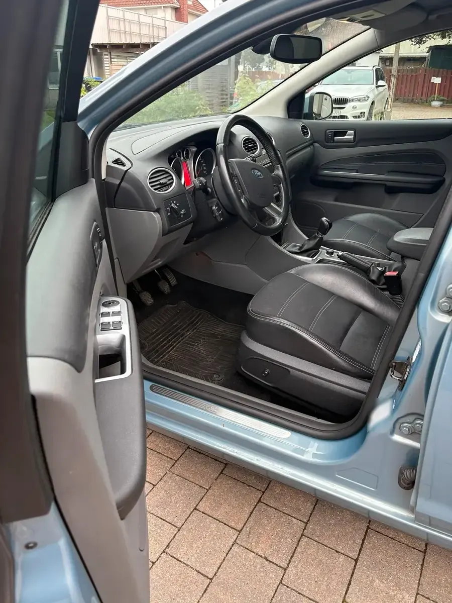 Używany Ford Focus Titanium 116 KM (85 kW) 2008 Niebieski Sedan/Limuzyna
