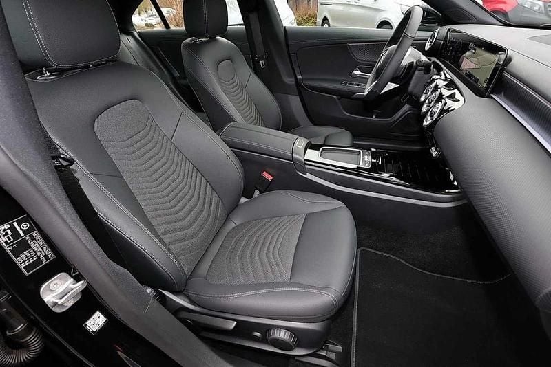 Gebraucht Mercedes CLA180 Progressive 136 PS (100 kW) 2025 Metalliclack kosmosschwarz Limousine