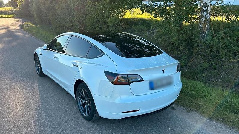 Gebraucht Tesla Model 3 Standard Range Plus 239 kW (325 PS) 2021 Weiß Limousine