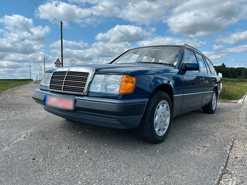 Blau Gebraucht 1990 Mercedes E230 Kombi | 4.900 € - Bild 1/4