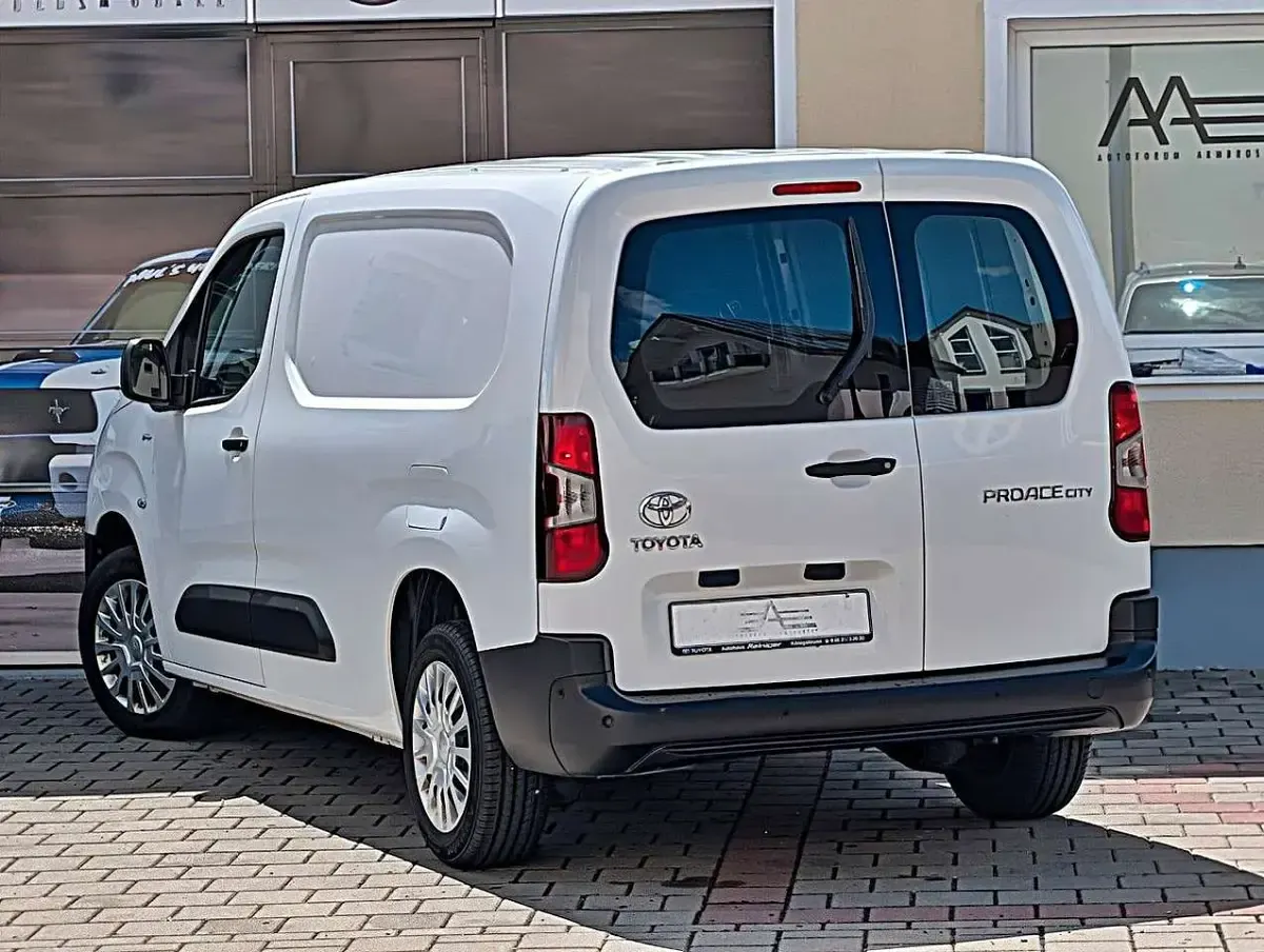 Gebraucht Toyota Proace 131 PS (96 kW) 2023 Ice white Van / Kleinbus