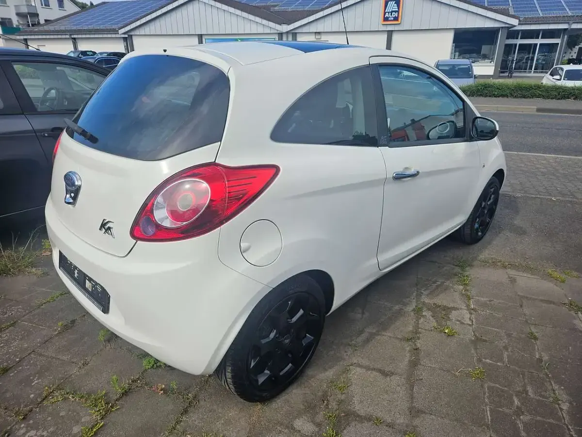 Gebraucht Ford Ka Titanium 69 PS (50 kW) 2014 Crystalweiß Kleinwagen