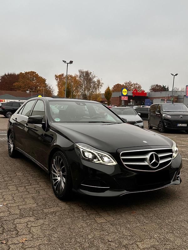 Schwarz Gebraucht 2015 Mercedes E200 Avantgarde Limousine | 21.100 € (Teuer) - Bild 1/4