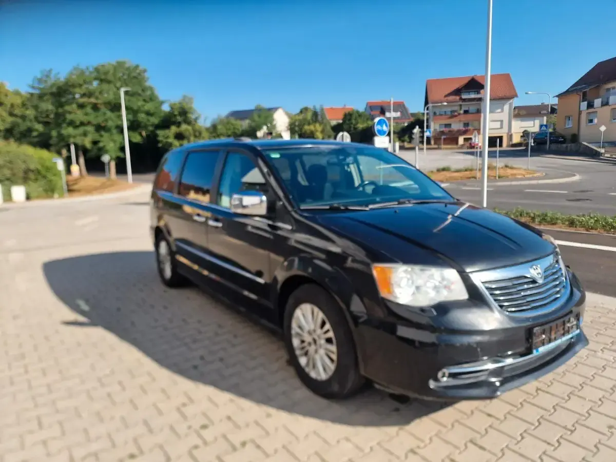 Gebraucht Lancia Voyager 177 PS (130 kW) 2014 Schwarz Van / Kleinbus