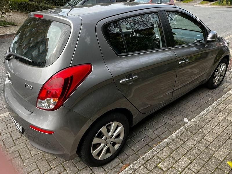 Gebraucht Hyundai i20 Style 101 PS (74 kW) 2012 Grau Kleinwagen