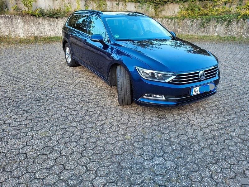 Gebraucht VW Passat Comfortline 150 PS (110 kW) 2018 Blau Kombi