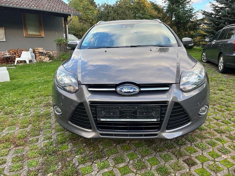 Braun Gebraucht 2014 Ford Focus Titanium Limousine | 3.199 € (Superpreis) - Bild 1/4