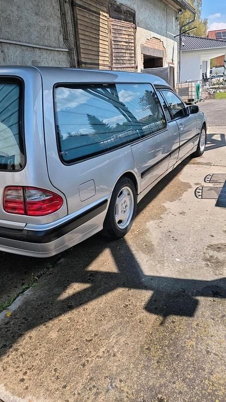 Usata Mercedes E220 143 CV (105 kW) 2000 Argento