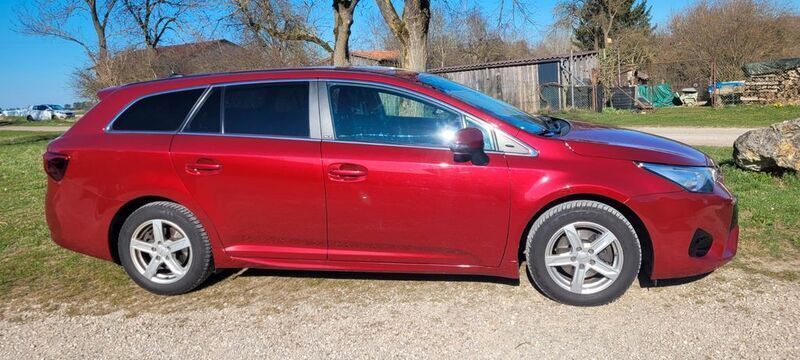 Rot Gebraucht 2017 Toyota Avensis Edition-S Kombi | 16.900 € (Fairer Preis) - Bild 1/4