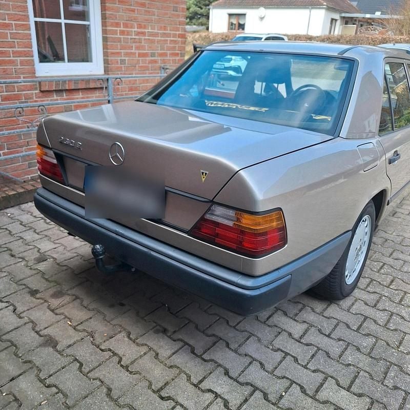 Gebraucht Mercedes E230 136 PS (100 kW) 1988 Andere farben Limousine