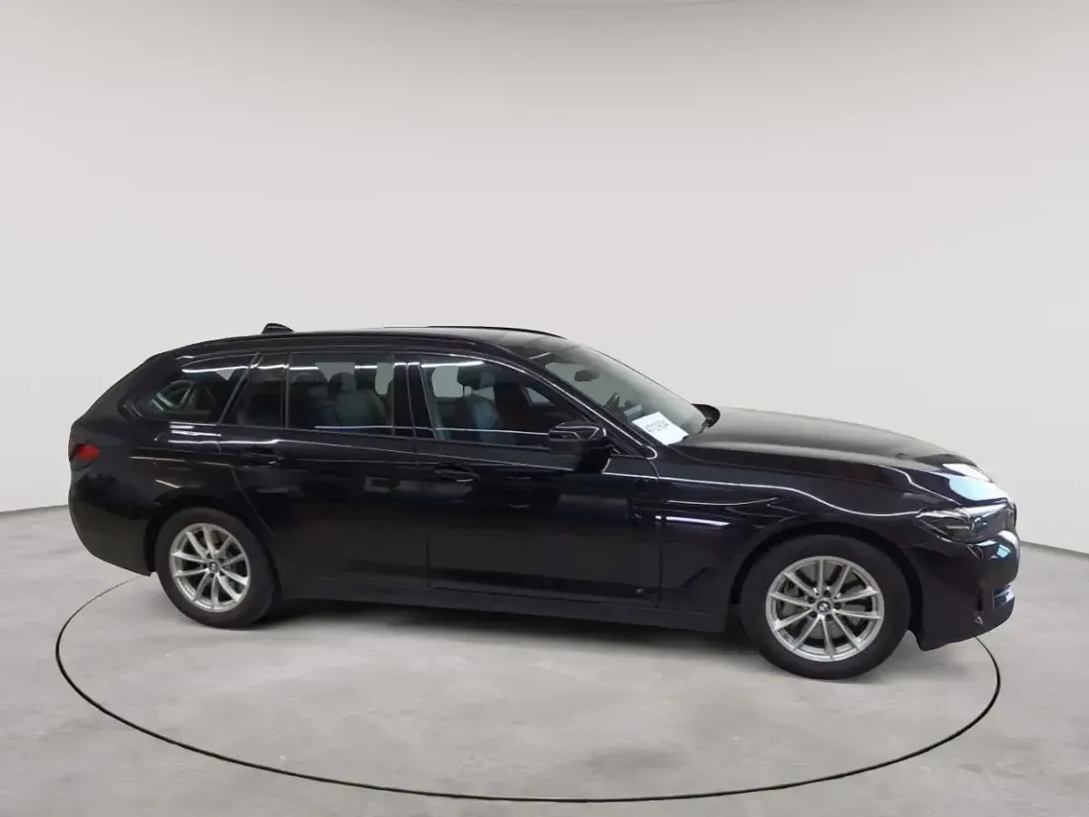 Gebraucht BMW 530 Sport Line 286 PS (210 kW) 2023 Saphirschwarz metallic Kombi