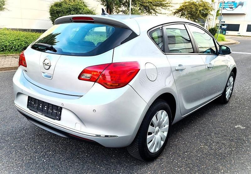 Gebraucht Opel Astra Edition 116 PS (85 kW) 2012 Silber Limousine