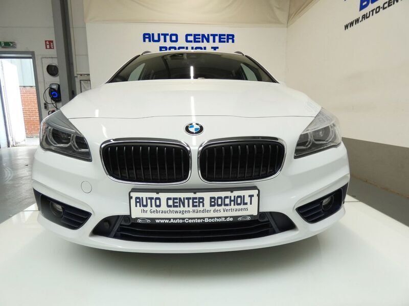Weiß Gebraucht 2018 BMW 218 Gran Tourer Sport Line Van / Kleinbus | 16.700 € (Fairer Preis) - Bild 1/4