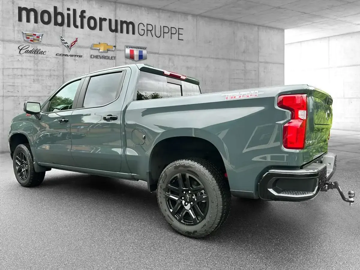 Neu Chevrolet Silverado LT 426 PS (313 kW) 2026 Cypress grey SUV