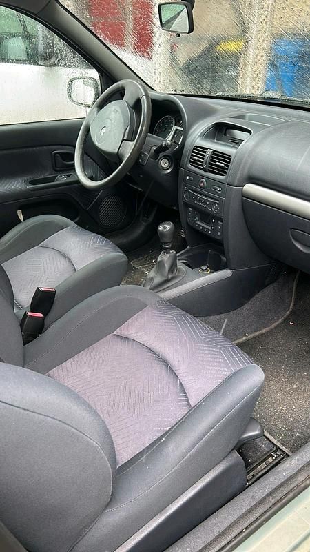 Gebraucht Renault Clio II 55 PS (40 kW) 2003 Grün Kleinwagen