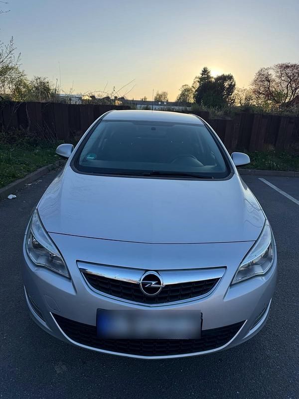 Second-hand Opel Astra 120 CP (88 kW) 2011 Argintiu Berlinǎ