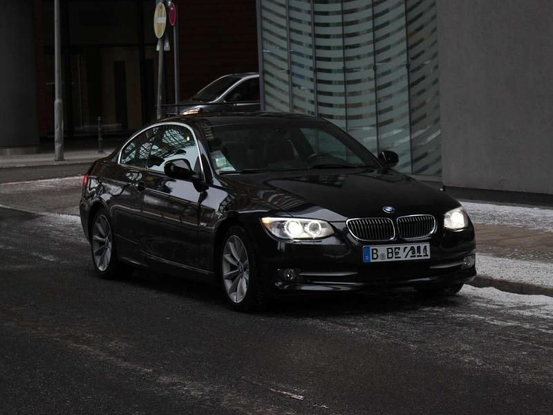 Gebraucht BMW 325 204 PS (150 kW) 2010 Schwarz Coupé