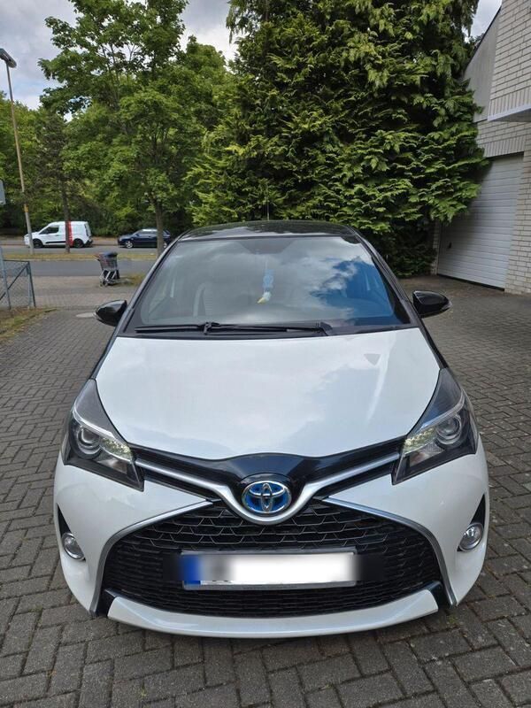 Weiß Gebraucht 2016 Toyota Yaris Hybrid Style Kleinwagen | 13.990 € (Fairer Preis) - Bild 1/4