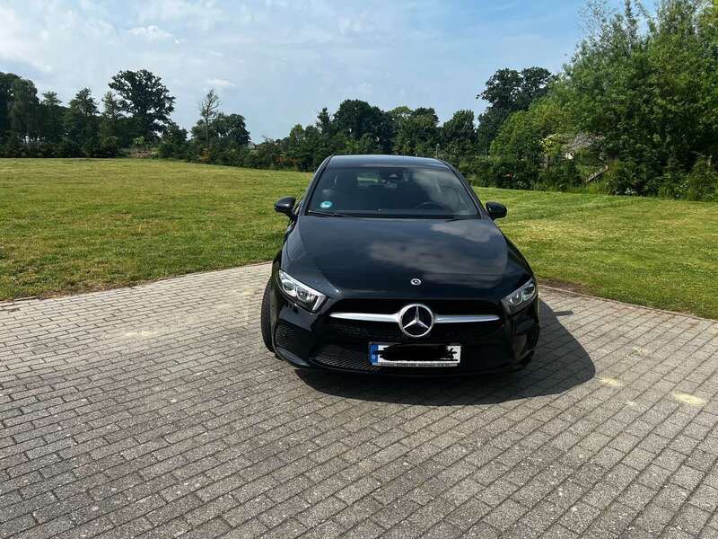 Schwarz Gebraucht 2021 Mercedes A200 Kleinwagen | 24.500 € (Fairer Preis) - Bild 1/4