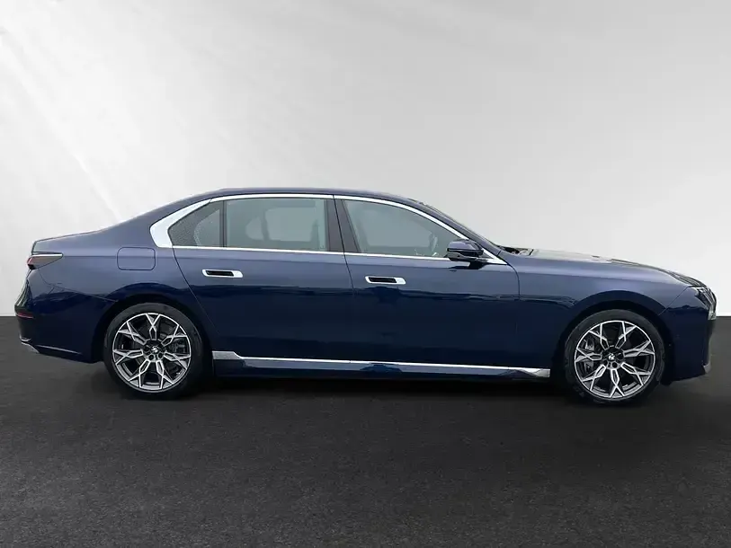 Gebraucht BMW 750e Comfort Edition 489 PS (359 kW) 2024 Bmw individual tansanitblau metallic Limousine