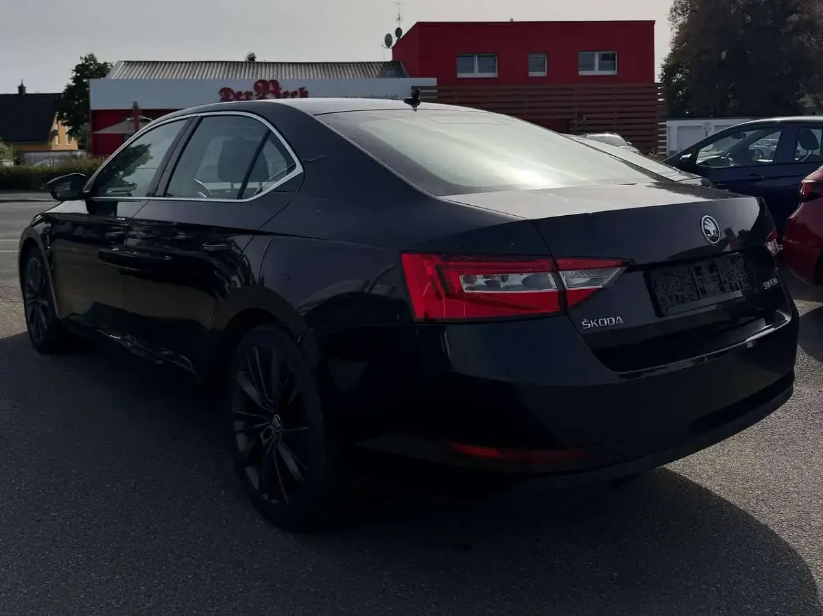 Gebraucht Skoda Superb Ambition 150 PS (110 kW) 2019 Schwarzmagic perleffekt Kleinwagen