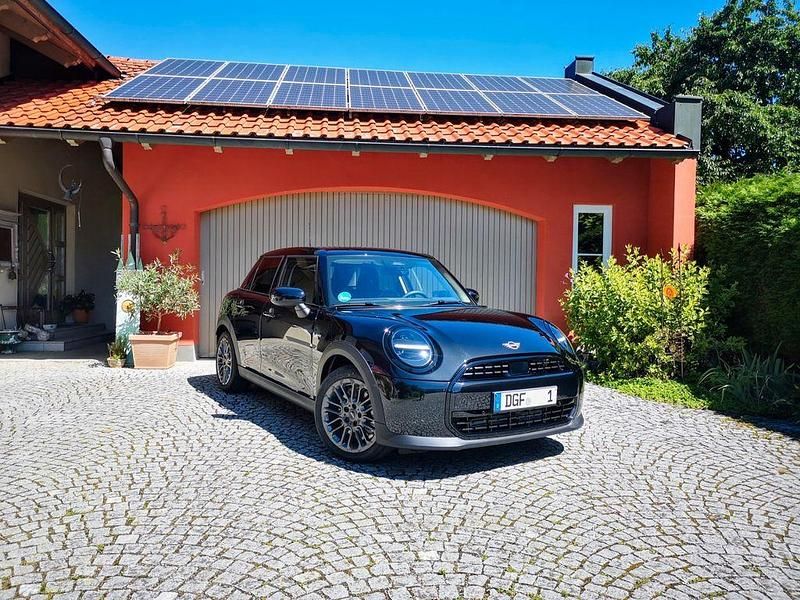 Schwarz Gebraucht 2025 Mini Cooper Kleinwagen | 27.400 € - Bild 1/4