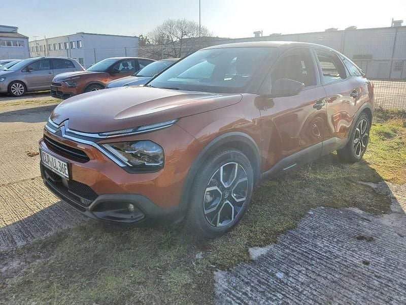Lackierung pulsorange/typ aus Gebraucht 2022 Citroën e-C4 Feel Limousine | 15.990 € (Guter Preis) - Bild 1/3